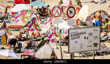 BLOEMENDAAL AAN ZEE: Menschenmassen am Strand von Bloemendaal aan Zee. Es gibt hohe Temperaturen am ersten tropischen Wochenende des Jahres. ANP REMKO DE WAAL netherlands Out - belgien Out Credit: ANP/Alamy Live News Stockfoto