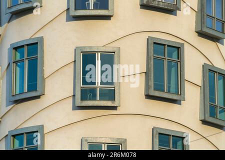 Detail der Fenster des Tanzenden Hauses (Fred und Ginger), Prag, Böhmen, Tschechische Republik (Tschechien), Europa Stockfoto