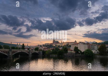 Prager Burg und Manes-Brücke in der Dämmerung, Prag, Böhmen, Tschechische Republik (Tschechien), Europa Stockfoto