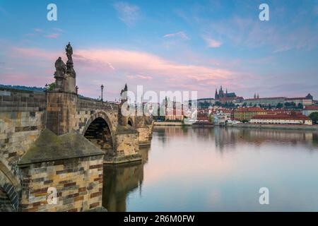 Prager Burg und Karlsbrücke auf der Moldau bei Sonnenaufgang, UNESCO-Weltkulturerbe, Prag, Böhmen, Tschechische Republik (Tschechien), Europa Stockfoto