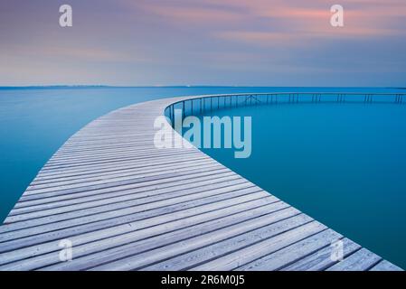 Die kreisförmige Holzbrücke (Infinity Bridge) in der Dämmerung, Aarhus, Jütland, Dänemark, Europa Stockfoto