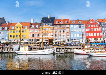 Farbenfrohe Häuser und festgemachte Boote im Nyhavn Hafen, tagsüber, Kopenhagen, Dänemark, Skandinavien, Europa Stockfoto