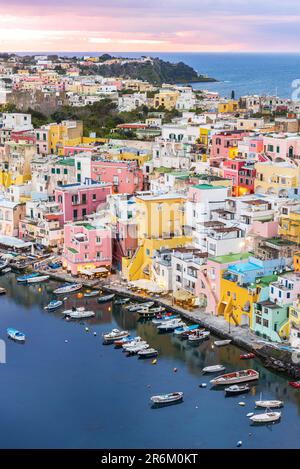 Erhöhte Aussicht auf das Fischerdorf Marina Corricella mit bunten Häusern, die Insel Procida und das Tyrrhenische Meer Stockfoto