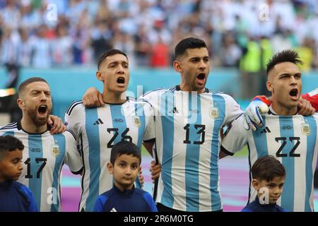 Lusail, Katar, 22. November 2022. Argentinische Spieler singen das Nationallied während des Spiels zwischen der argentinischen Nationalmannschaft und der Saudi-Arabien-Nationalmannschaft Stockfoto