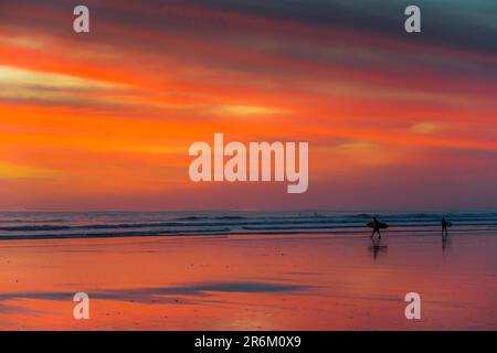 Surfer am Guiones Beach, wo viele kommen, um sich zu entspannen und bei Sonnenuntergang zu surfen, Playa Guiones, Nosara, Guanacaste, Costa Rica, Mittelamerika Stockfoto