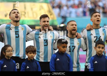 Lusail, Katar, 22. November 2022. Argentinische Spieler singen das Nationallied während des Spiels zwischen der argentinischen Nationalmannschaft und der Saudi-Arabien-Nationalmannschaft Stockfoto