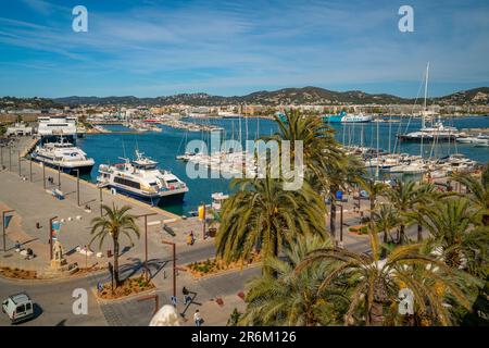 Erhöhter Blick auf den Hafen, UNESCO-Weltkulturerbe, Ibiza-Stadt, Eivissa, Balearen, Spanien, Mittelmeerraum, Europa Stockfoto