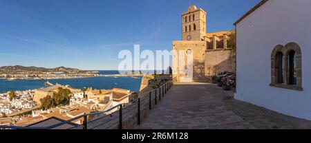 Blick auf die Kathedrale mit Blick auf Hafen und Meer, UNESCO-Weltkulturerbe, Ibiza-Stadt, Eivissa, Balearen, Spanien, Mittelmeerraum, Europa Stockfoto