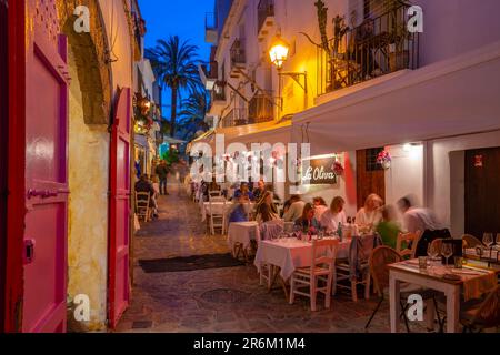 Blick auf Restaurants und Bars in Dalt Vila in der Abenddämmerung, UNESCO-Weltkulturerbe, Ibiza-Stadt, Eivissa, Balearen, Spanien, Mittelmeerraum, Europa Stockfoto