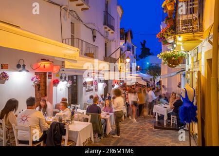 Blick auf Restaurants und Bars in Dalt Vila in der Abenddämmerung, UNESCO-Weltkulturerbe, Ibiza-Stadt, Eivissa, Balearen, Spanien, Mittelmeerraum, Europa Stockfoto