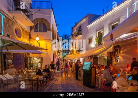 Blick auf Restaurants und Bars in Dalt Vila in der Abenddämmerung, UNESCO-Weltkulturerbe, Ibiza-Stadt, Eivissa, Balearen, Spanien, Mittelmeerraum, Europa Stockfoto