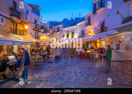 Blick auf Restaurants und Bars in Dalt Vila in der Abenddämmerung, UNESCO-Weltkulturerbe, Ibiza-Stadt, Eivissa, Balearen, Spanien, Mittelmeerraum, Europa Stockfoto