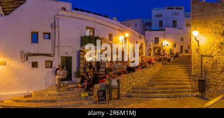 Blick auf Restaurants und Bars in Dalt Vila in der Abenddämmerung, UNESCO-Weltkulturerbe, Ibiza-Stadt, Eivissa, Balearen, Spanien, Mittelmeerraum, Europa Stockfoto