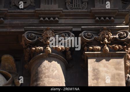 Architektonische Fassadendetails des historischen Wahrzeichens und Opernhaus Teatro Massimo Vincenzo Bellini in der Via Giuseppe Perrotta in Catania Sizilien. Stockfoto