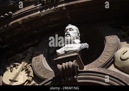 Architektonische Fassadendetails des historischen Wahrzeichens und Opernhaus Teatro Massimo Vincenzo Bellini in der Via Giuseppe Perrotta in Catania Sizilien. Stockfoto