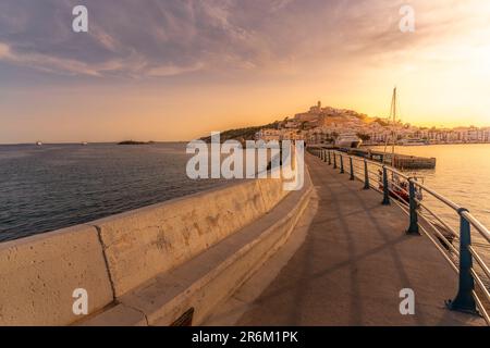 Blick auf die Kathedrale und Dalt Vila vom Hafen bei Sonnenuntergang, UNESCO-Weltkulturerbe, Ibiza-Stadt, Eivissa, Balearen, Spanien, Mittelmeer Stockfoto