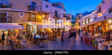 Blick auf Restaurants und Bars in Dalt Vila in der Abenddämmerung, UNESCO-Weltkulturerbe, Ibiza-Stadt, Eivissa, Balearen, Spanien, Mittelmeerraum, Europa Stockfoto