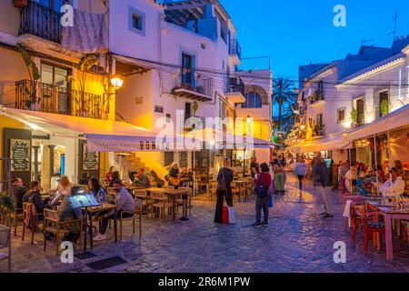 Blick auf Restaurants und Bars in Dalt Vila in der Abenddämmerung, UNESCO-Weltkulturerbe, Ibiza-Stadt, Eivissa, Balearen, Spanien, Mittelmeerraum, Europa Stockfoto