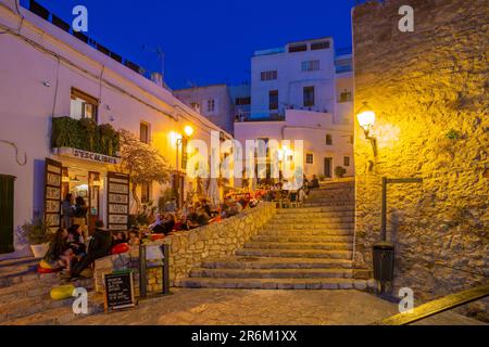 Blick auf Restaurants und Bars in Dalt Vila in der Abenddämmerung, UNESCO-Weltkulturerbe, Ibiza-Stadt, Eivissa, Balearen, Spanien, Mittelmeerraum, Europa Stockfoto