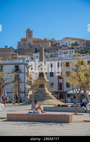 Blick auf den Obelisken und die Corsairs im Hafen von Ibiza mit Blick auf die Kathedrale, Ibiza-Stadt, Eivissa, Balearen, Spanien, Mittelmeerraum, Europa Stockfoto
