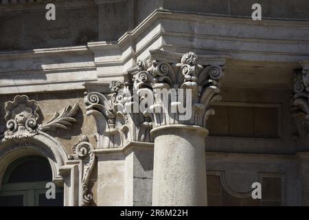 Die Hauptstadt der Säulen korinthischer Ordnung auf der Außenseite der barocken Cattedrale di Sant'Agata in Catania, Sizilien, Italien. Stockfoto