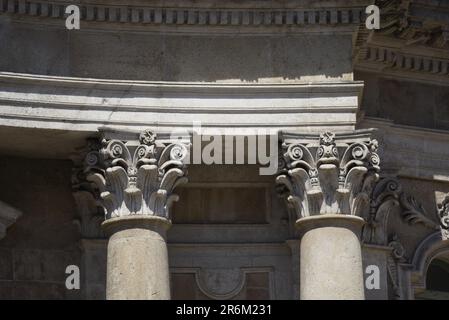 Die Hauptstadt der Säulen korinthischer Ordnung auf der Außenseite der barocken Cattedrale di Sant'Agata in Catania, Sizilien, Italien. Stockfoto