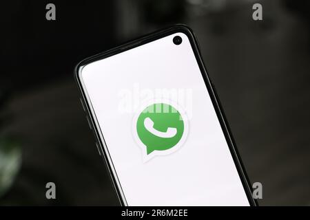 Eine Nahaufnahme des Whatsapp-Logos auf dem Smartphone-Bildschirm Stockfoto