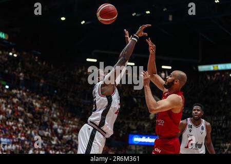 Shavon Shields #31 von EA7 Emporio Armani Milan (R) und Jordan Mickey #25 von Virtus Segafredo Bologna (L) in Aktion während der LBA Lega Basket A Finals 2023 Spiel 1 zwischen Emporio Armani Milan EA7 und Virtus Segafredo Bologna im Mediolanum Forum. Endstand: Milano 92:82 Virtus Bologna. Stockfoto