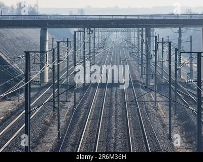 Leeres Gleis aufgrund des Eisenbahnstreiks in Lyon Frankreich - französischer Eisenbahnverkehr Stockfoto