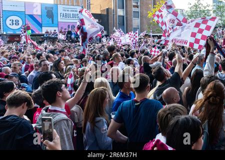 London, Großbritannien. 8. Juni 2023. Anhänger von West Ham United treffen sich vor dem Rathaus von Stratford, um die Ankunft des Teams nach einer Siegesparade der UEFA Europa Conference League vom ehemaligen Boleyn Ground Stadium des Clubs in Upton Park zu erwarten. West Ham besiegte ACF Fiorentina im Finale der UEFA Europa Conference League am 7. Juni und gewann damit die erste große Trophäe seit 1980. Kredit: Mark Kerrison/Alamy Live News Stockfoto