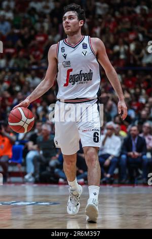 Alessandro Pajola #6 von Virtus Segafredo Bologna in Aktion während der LBA Lega Basket A Finals 2023 Spiel 1 zwischen EA7 Emporio Armani Mailand und Virtus Segafredo Bologna im Mediolanum Forum. Endstand: Milano 92:82 Virtus Bologna. Stockfoto