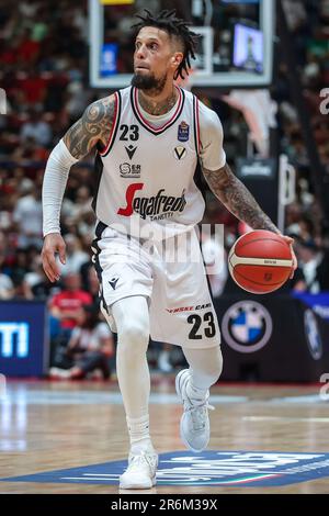 Daniel Hackett Nr. 23 von Virtus Segafredo Bologna in Aktion während der LBA Lega Basket A Finals 2023 Spiel 1 zwischen EA7 Emporio Armani Mailand und Virtus Segafredo Bologna im Mediolanum Forum. Endstand: Milano 92:82 Virtus Bologna. Stockfoto