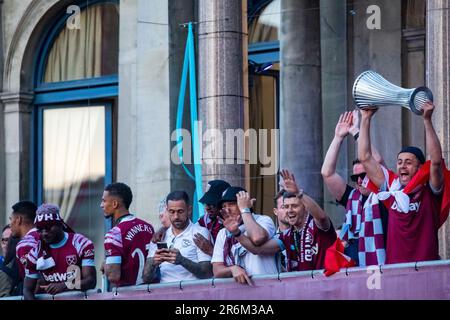 London, Großbritannien. 8. Juni 2023. Der Torwart Lukasz Fabianski von West Ham United feiert mit der Trophäe der UEFA Europa Conference League auf dem Balkon des Rathauses von Stratford neben anderen Mitgliedern der Mannschaft nach einer Siegesparade vom ehemaligen Boleyn Ground Stadium des Clubs in Upton Park. West Ham besiegte ACF Fiorentina im Finale der UEFA Europa Conference League am 7. Juni und gewann damit die erste große Trophäe seit 1980. Kredit: Mark Kerrison/Alamy Live News Stockfoto