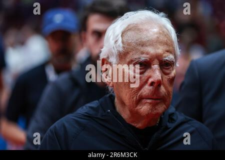 Giorgio Armani sieht während der LBA Lega Basket A Finals 2023 Spiel 1 zwischen EA7 Emporio Armani Milan und Virtus Segafredo Bologna im Mediolanum Forum. Endstand: Milano 92:82 Virtus Bologna. Stockfoto