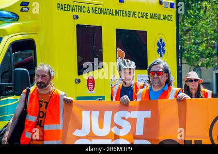 London, Vereinigtes Königreich, 10. Juni 2023 Demonstranten schaffen Platz, um einen Krankenwagen passieren zu lassen. Stoppen Sie einfach den Ölblockverkehr, indem Sie langsam Whitehall vor der Downing Street entlang laufen. Kredit: JOHNNY ARMSTEAD/Alamy Live News Stockfoto