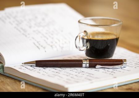 Eigene persönliche Gedanken bei einem Kaffee schreiben. Konzept Stockfoto
