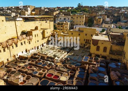 Marokko. Fez. Die Chouara Gerberei ist die größte der vier traditionellen Gerbereien, die noch im Herzen der Medina von Fez el-Bali zu finden sind. Stockfoto