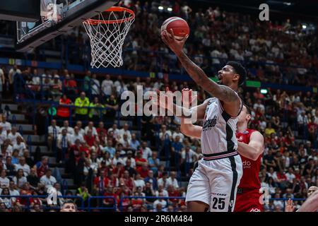 Mailand, Italien. 09. Juni 2023. Jordan Mickey #25 von Virtus Segafredo Bologna in Aktion während der LBA Lega Basket A Finals 2023 Spiel 1 zwischen EA7 Emporio Armani Mailand und Virtus Segafredo Bologna im Mediolanum Forum. Endstand: Milano 92:82 Virtus Bologna. (Foto: Fabrizio Carabelli/SOPA Images/Sipa USA) Guthaben: SIPA USA/Alamy Live News Stockfoto