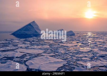 Eisschollen unter dem Orangenhimmel, Amundsensee, Antarktis Stockfoto