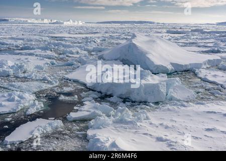 Eisschollen und Eisberge in Bright Sunshine, Amundsen Sea, Antarktis Stockfoto