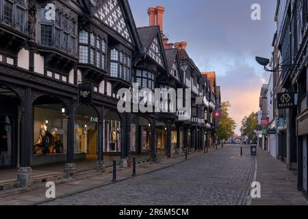 The Medieval Half Timbered Northgate Shopping Row auf der Northgate Street, Chester, Cheshire, England, Vereinigtes Königreich, Europa Stockfoto