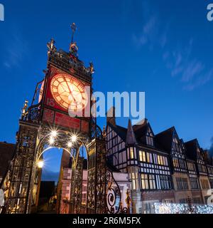 Die viktorianische Eastgate-Uhr an den Stadtmauern bei Nacht, Eastgate Street, Chester, Cheshire, England, Großbritannien, Europa Stockfoto