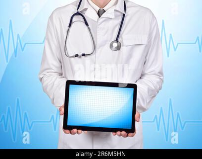 glücklich Arzt hält leere Tablet auf blauem Hintergrund Stockfoto