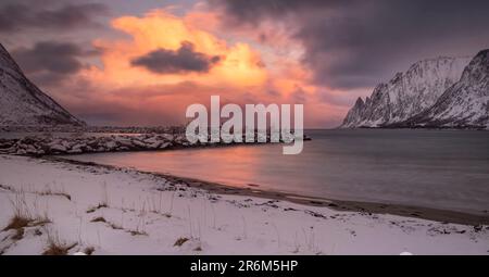 Panoramabild von Ersfjorden und den Teufelszähnen vom Ersfjordstranda Beach bei Sonnenuntergang im Winter, Senja, Troms Og Finnmark County Stockfoto