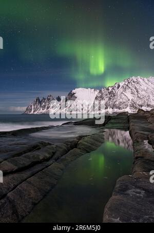 Die Aurora Borealis (Nordlichter) über den Devils Jaw (Devils Teeth) (Okshornan-Berge), Tungeneset, Senja, Troms Og Finnmark County Stockfoto