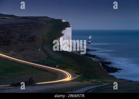 Beachy Head Lighthouse und Beachy Head bei Nacht, in der Nähe von Eastbourne, South Downs National Park, East Sussex, England, Großbritannien, Europa Stockfoto