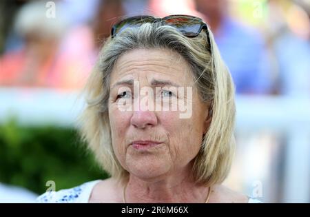 Trainer Eve Johnson Houghton, nachdem ihr Pferd Jumby von Jockey Charles Bishop geritten war, gewann die Sky Bet John of Gaunt Stakes auf der Rennbahn Haydock Park, Merseyside. Foto: Samstag, 10. Juni 2023. Stockfoto