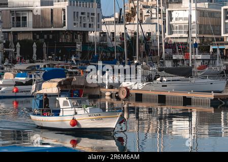 Limassol, Zypern - 20. März 2022: Kleines traditionelles zyprisches Fischerboot im Alten Hafen von Limassol Stockfoto