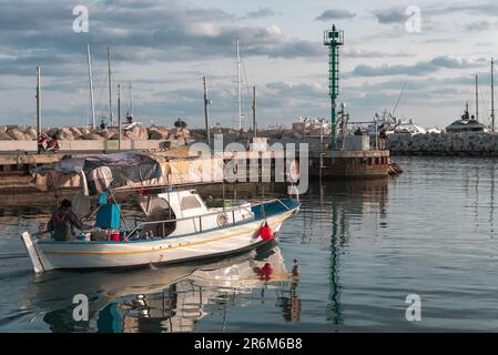 Limassol, Zypern - 20. März 2022: Kleine traditionelle zyprische Fischerei beim Verlassen des Alten Hafens von Limassol Stockfoto