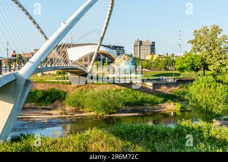 Blick auf die Minto Island Bridge und den Eco-Earth Globe im Riverfront Park in Salem, Oregon. Stockfoto